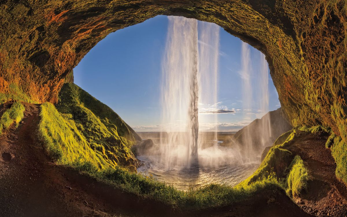 Equipo profesional colaborando en proyectos creativos